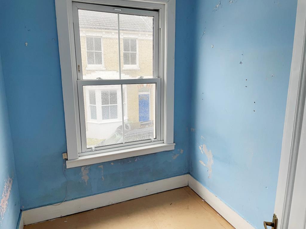 Lot: 109 - HOUSE IN NEED OF REFURBISHMENT AND REPAIR - Second bedroom to front of property